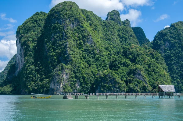 Khao Phing Kan Island Pier vicino all'isola di Tapu (popolarmente chiamata James Bond Island). Isola di Tapu a Phang Nga Bay vicino Krabi e Phuket. Tailandia . — Foto Stock