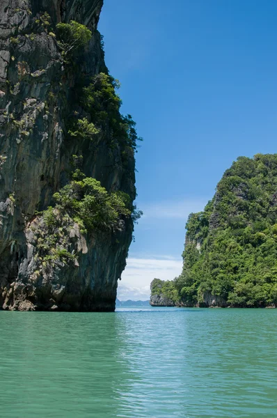 Scogliere sull'isola nella baia. Isole a Phang Nga Bay vicino Krabi e Phuket. Tailandia . — Foto Stock