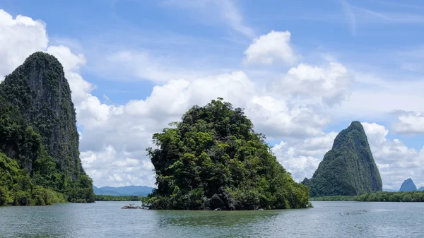 Tebing Along the Bay dikelilingi oleh pulau-pulau dengan Mangroves. Kepulauan di Teluk Phang Nga dekat Krabi dan Phuket. Thailand . — Stok Foto