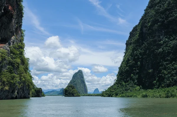 Acantilados a lo largo de la bahía rodeada de islas con manglares. Islas en Phang Nga Bay cerca de Krabi y Phuket. Tailandia . — Foto de Stock