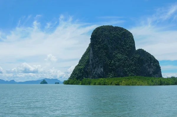 Scogliere Lungo la baia circondata da isole con mangrovie. Isole a Phang Nga Bay vicino Krabi e Phuket. Tailandia . — Foto Stock