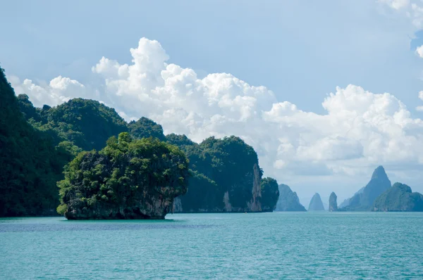 Jurang Sepanjang Teluk. Kepulauan di Teluk Phang Nga dekat Krabi dan Phuket. Thailand . — Stok Foto