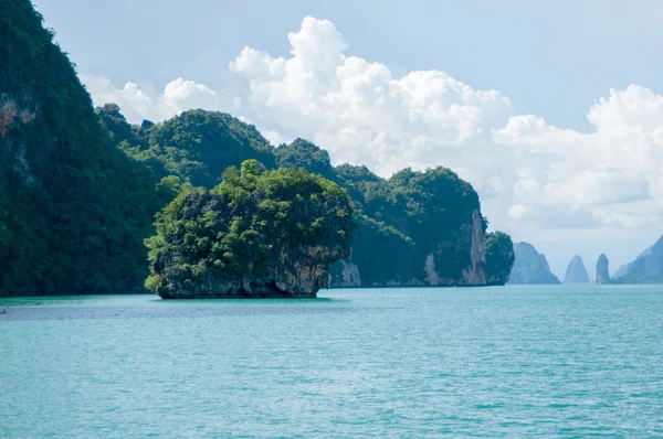 Acantilados por la bahía. Islas en Phang Nga Bay cerca de Krabi y Phuket. Tailandia . — Foto de Stock