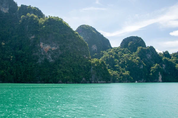 Útesy podél zálivu. Ostrovy v Phang Nga Bay poblíž Krabi a Phuketu. Thajsko. — Stock fotografie