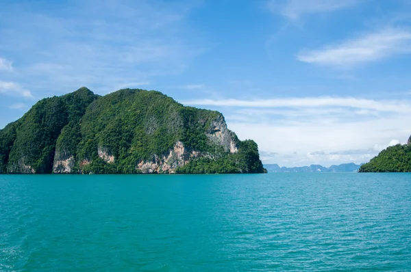 Cliffs Körfez boyunca. ' Phang Nga Körfezi Krabi ve Phuket yakınındaki Adaları. Tayland.