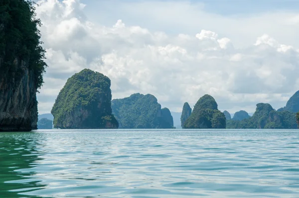 Scogliere lungo la baia. Isole a Phang Nga Bay vicino Krabi e Phuket. Tailandia . — Foto Stock