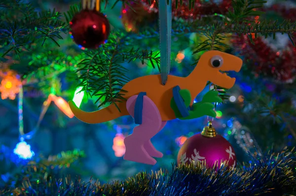 Dino Noel ağacı süslemeleri Noel ağacı dalı ile Noel topları ve Noel ağacı koymak