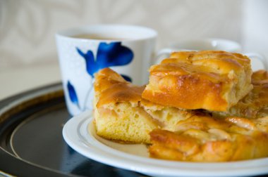 Elmalı turta ile kahve fincanı