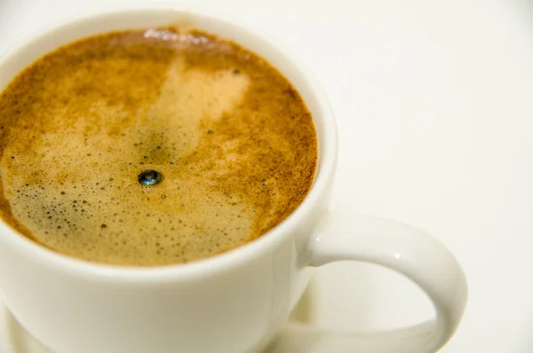 Kahve fincan beyaz izole Crema closeup ile