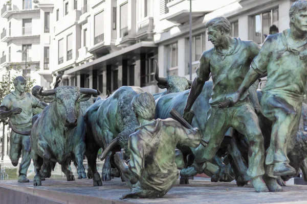 Bull rinnande monument staty i Pamplona, Spanien — Stockfoto