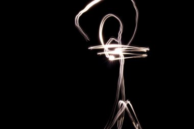 karanlıkta dansçı