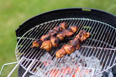 Barbekü ızgara et ile dolu