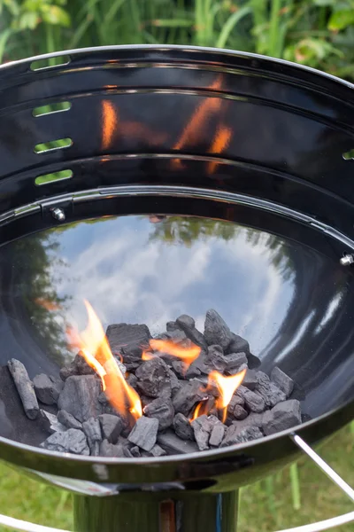 Barbecue vide avec charbon de bois brûlant — Photo