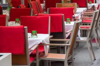 Boş kaldırım kafe sandalye ile