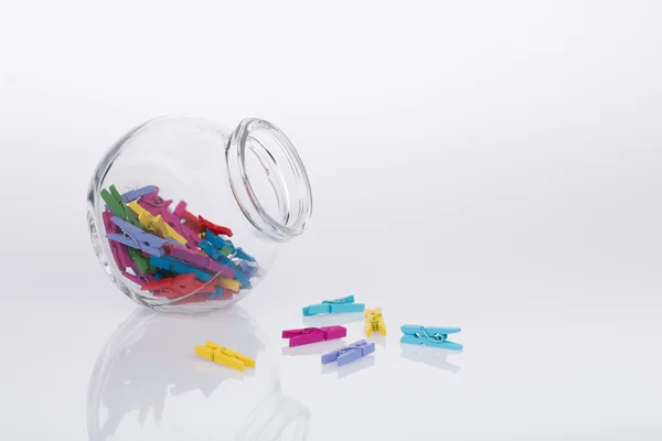 Tarro de vidrio de pinzas de ropa en miniatura de colores —  Fotos de Stock