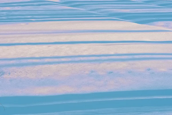 Gölgeler beyaz kar 4 üzerinde mavi çizgiler — Stok fotoğraf