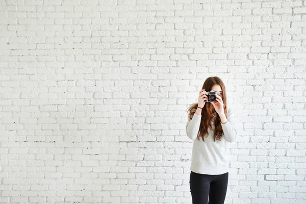 Vrouw-fotograaf bedrijf een filmcamera in handen — Stockfoto