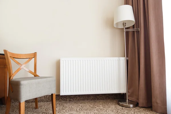 Radiador de aquecimento em um interior acolhedor . — Fotografia de Stock