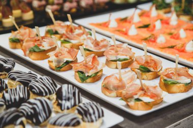 Tuzlanmış somon ve süzme peynir dolum ile lezzetli aperatifler