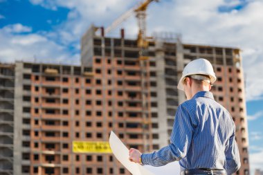 arkadan görünüşü blueprint şantiyeye teftiş onun elinde olan genç bir mühendis