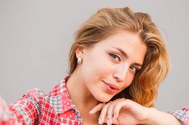 Genç güzel sarışın kadın kendilerini telefonla fotoğrafı