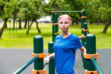 Spor kadın parkta çalıştırmadan önce germe yapmak