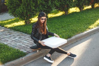 genç kadın - genç kaykay ile var bir dinlenme ve yemek pizza paket servisi olan restoran sokağa açık