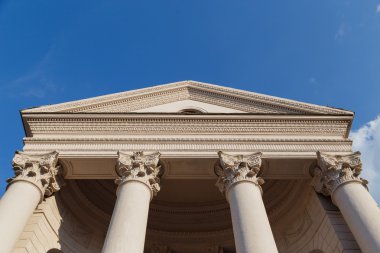 Capitol Cephesi sütunlar üzerinde mavi gökyüzü arka plan ile. Alt görünümü