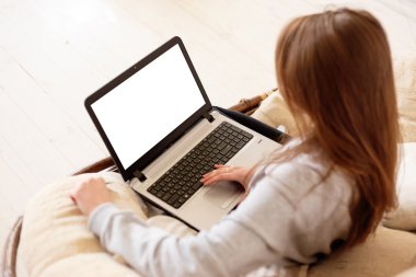 Arkadan görünüşü görüntü veya metin yapıştırmak için evde boş kopyalama alanı ekranı ile net-kitap kullanarak erkek