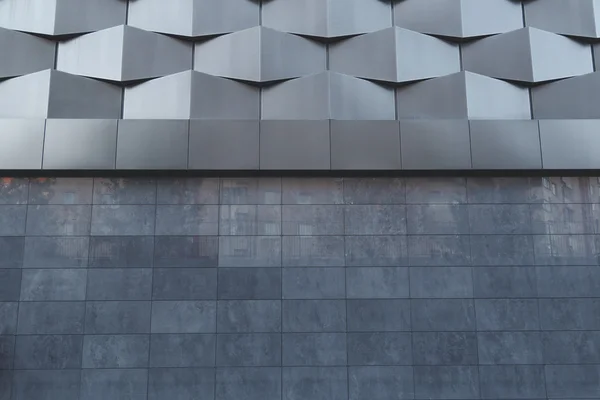 Parede de metal negro futurista novo edifício. Padrão arquitetônico abstrato — Fotografia de Stock