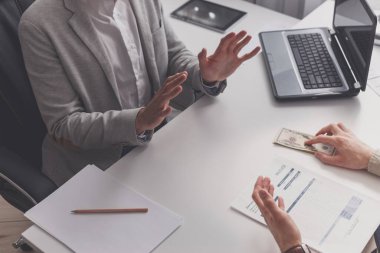 Rüşvet almayı reddeden iğrenç bir erkek işçi.