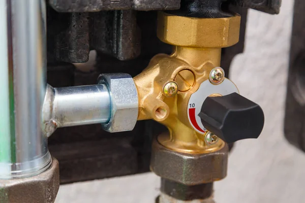 Válvula de bola manual de tres vías en el tubo del sistema de calefacción de la caldera industrial — Foto de Stock