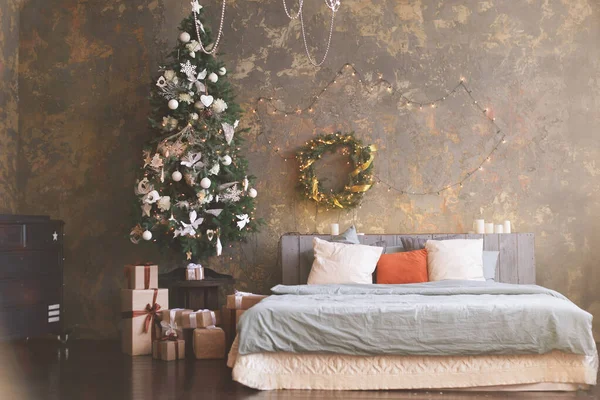 Yatak odasında beyaz yatağı olan Noel ağacı. — Stok fotoğraf