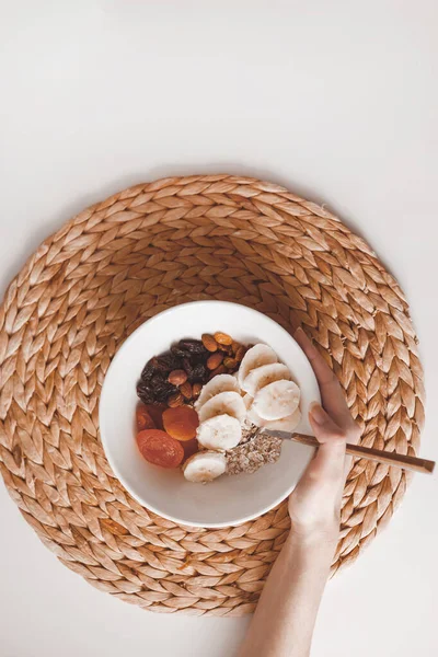 Desayuno saludable con carbohidratos y avena con frutas secas en un plato blanco. Vista desde arriba — Foto de Stock