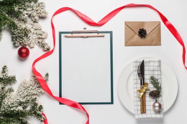 Noel ve yeni yıl menüsü boş ve zarf içinde beyaz tabak Noel süslemesi ile birlikte davetiye. Düz yerde kış tatili konsepti. Üst görünüm
