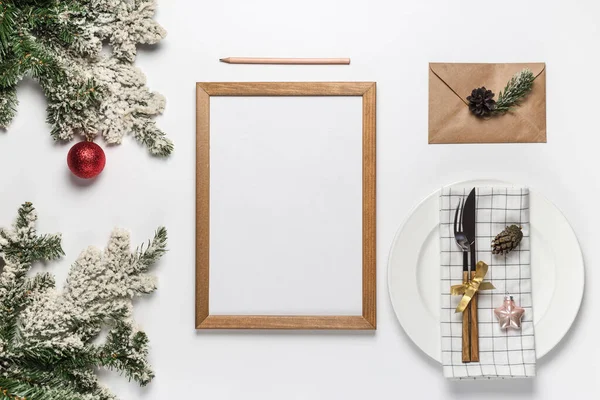 Prázdný dřevěný rám pro vánoční a novoroční menu formou nebo pozvánky s jedlovými větvemi a dekoracemi. Byt ležel zimní prázdniny koncept. Horní pohled — Stock fotografie