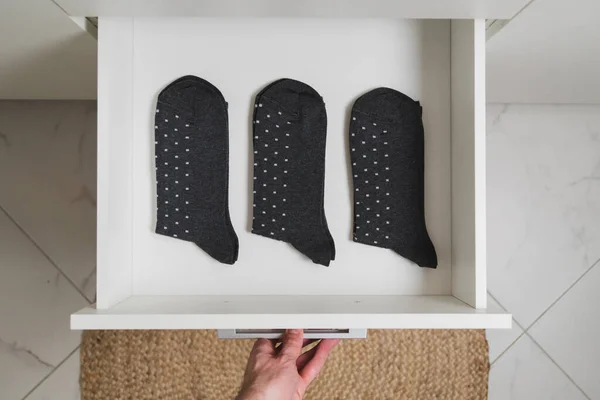 Cajón con tres mismos calcetines masculinos minimalismo concepto de estilo de vida. Vista superior — Foto de Stock