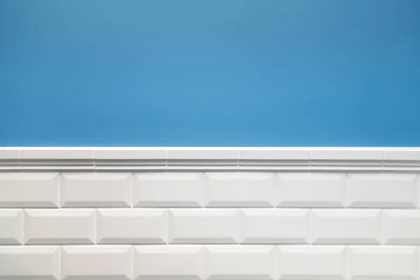 Projeto da parede do banheiro. Parede é pintada em azul e azulejos com azulejos de porco branco com friso — Fotografia de Stock