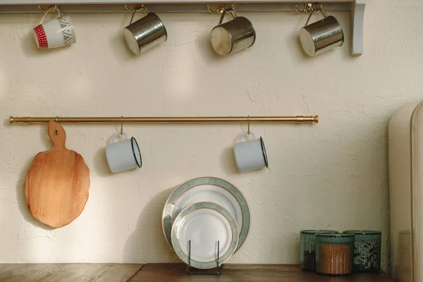 現代のキッチンでカップや皿を作り — ストック写真