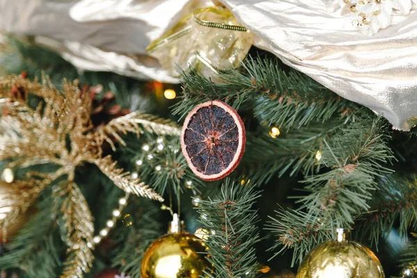 Noel süsü olarak kurutulmuş portakal dilimi, yeni yıl ağacı. Görüntüyü kapat — Stok fotoğraf