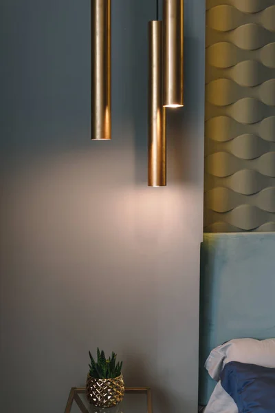 Visící lampa nad nočním stolkem v ložnici doma. Luxusní moderní ložnice initerior. — Stock fotografie