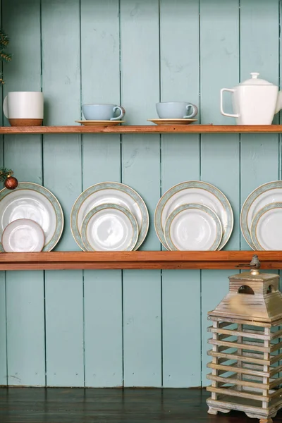 Estantes rústicos de madera con utensilios de cerámica, platos y set de té — Foto de Stock