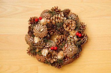 Ahşap arka planda Noel çelengi. Noel dekoru.