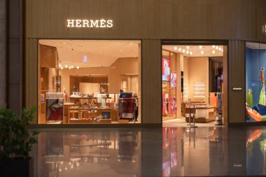 İstanbul, Türkiye - Aralık 2020: Hermes, İstanbul havaalanının gümrüksüz bölgesinde alışveriş yapıyor