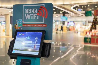 İstanbul, Türkiye, Aralık 2020. Atatürk havalimanında Wi-Fi bağlantısı için ücretsiz kablosuz ağ makinesi