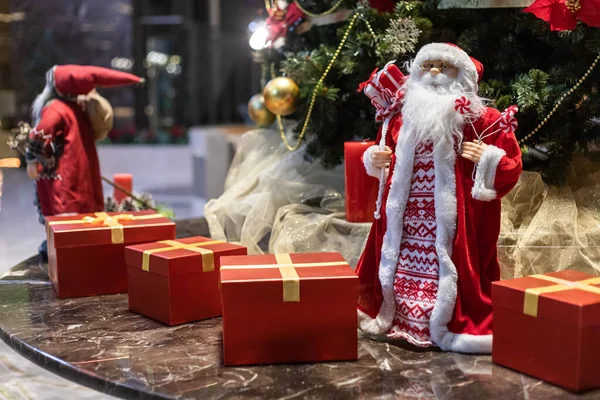 Noel süslemeleri, Noel Baba ve ahşap arka planda kar topu, klasik renk tonu. — Stok fotoğraf