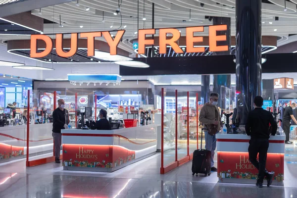 Estambul, Turquía- alrededor de diciembre 2020: tienda Duty Free en el aeropuerto de Estambul —  Fotos de Stock