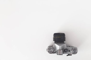 Yukarıdan klasik kamera görüntüsü, beyaz arkaplanda izole.