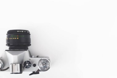 Yukarıdan klasik kamera görüntüsü, beyaz arkaplanda izole.