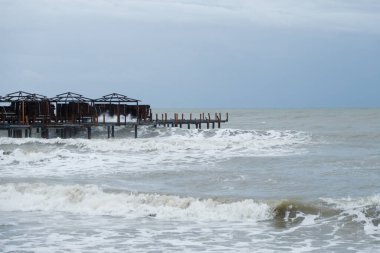 Kötü hava şartlarında denizde fırtına. Doğa gücü manzarası